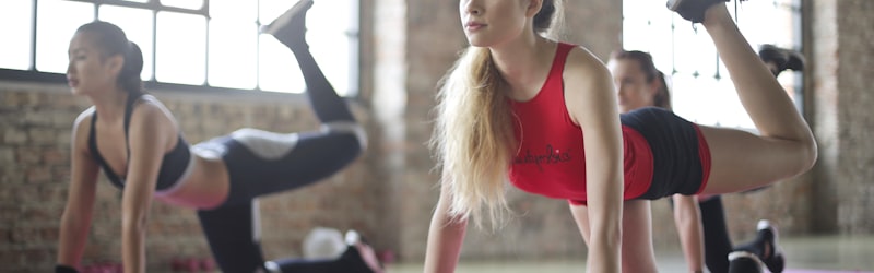 家长与孩子在家中一起进行趣味亲子健身游戏