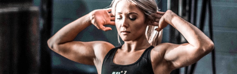 产后妈妈在专业教练指导下进行温和的产后恢复训练