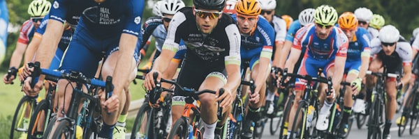 市民在城市公园和社区进行多样化健身活动的场景