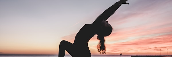 城市智慧体育公园建设项目实景图，市民正在使用智能健身设施